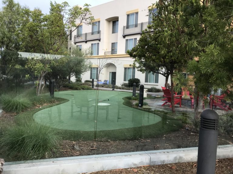 プールサイドから見たパターゴルフと奥に客室