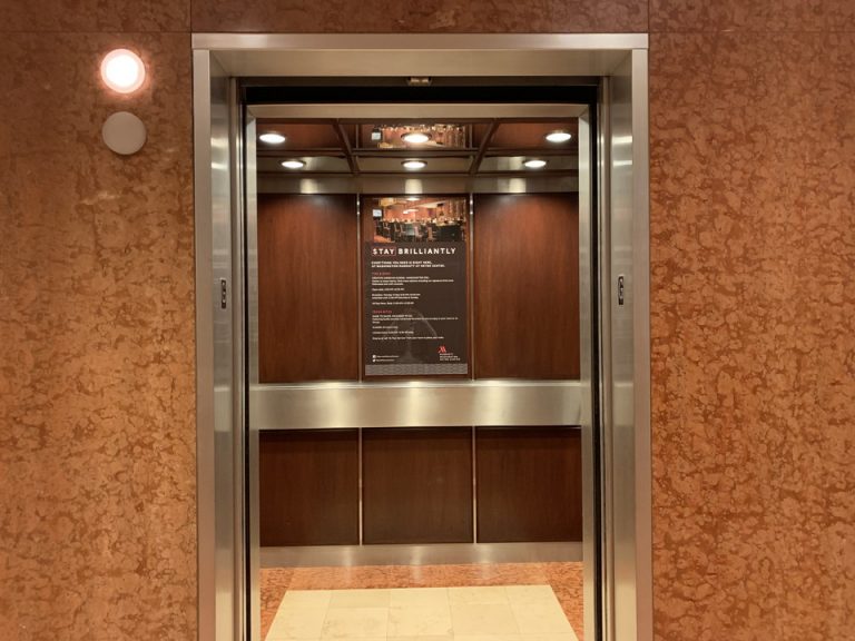 エレベーター内観