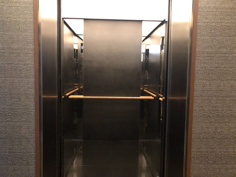 エレベーター内観