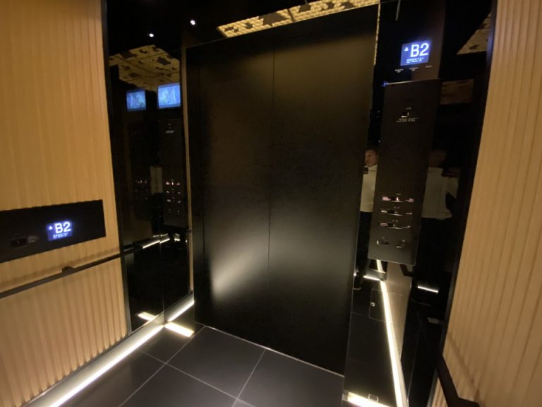 エレベーター内観