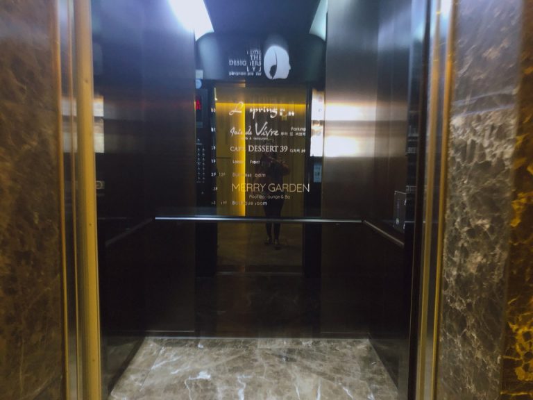 エレベーター内観