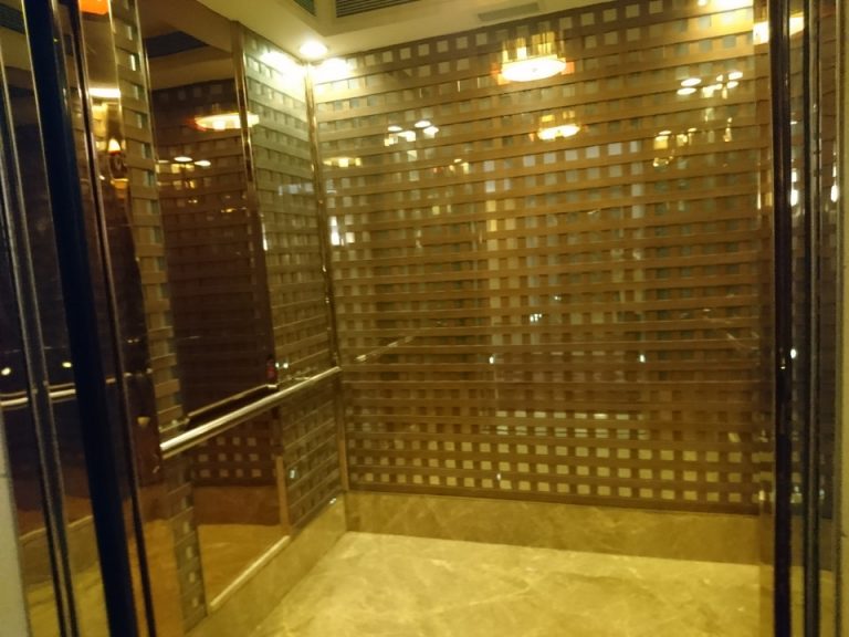 エレベーター内観