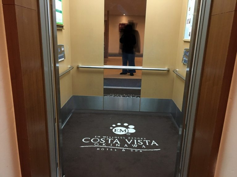 エレベーター内観