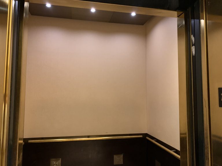 エレベーター内観