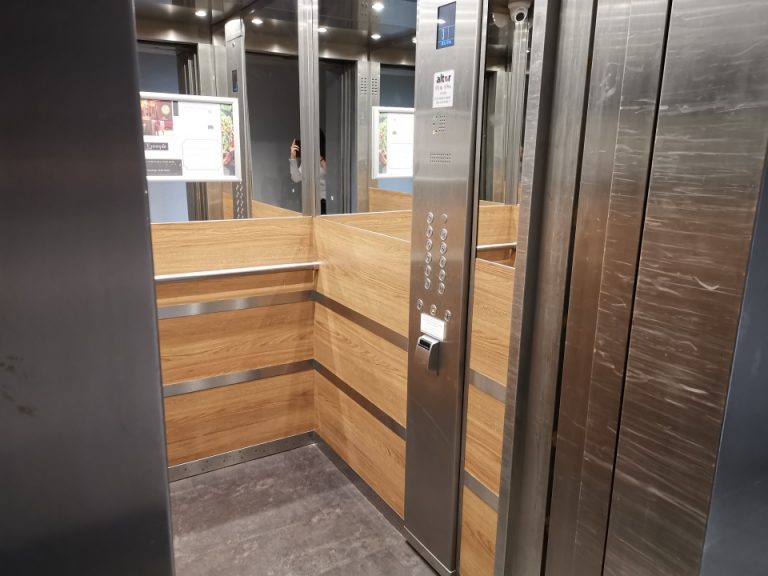 エレベーター内観