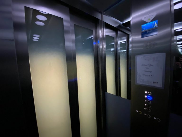 エレベーター内観