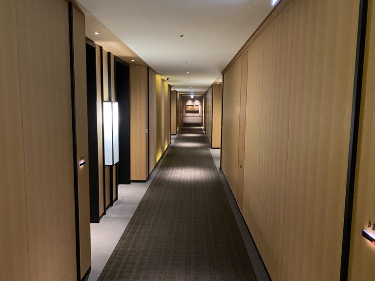 落ち着いた雰囲気の客室廊下全体