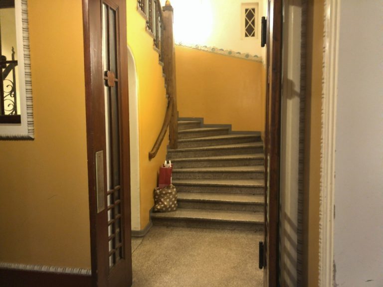 エントランスから客室に繋がる階段