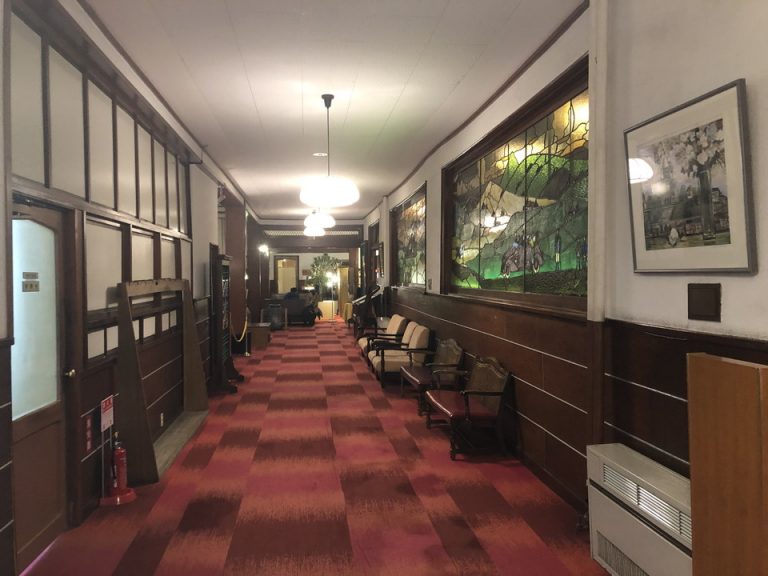 フロント階廊下 エレベーターホールからロビー方向