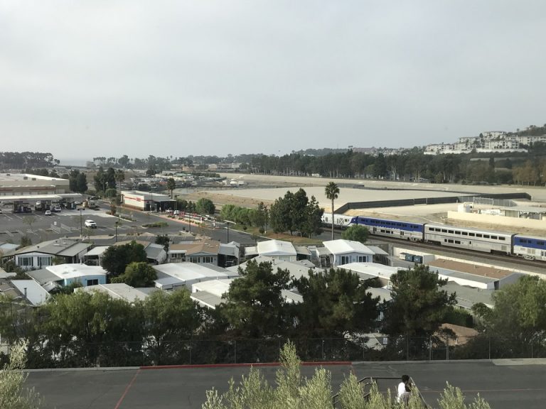 部屋からは時折このようにAMTRAKが走るのを見れました。