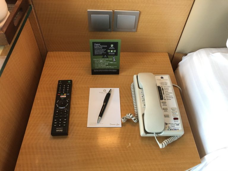 ベッドサイドテーブル