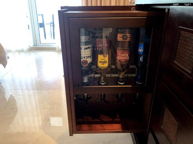 部屋でもお酒が飲み放題です。氷と炭酸水もあります。