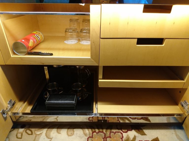 TV下の棚のカフェコーナー