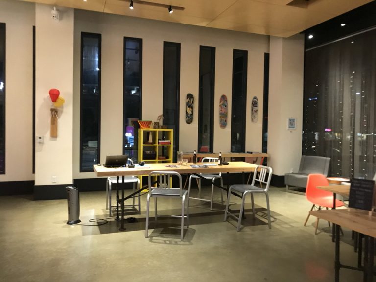 フロント横にはパソコンを広げて作業をする人や、ビールを楽しみながら寛いでいる人を見ました