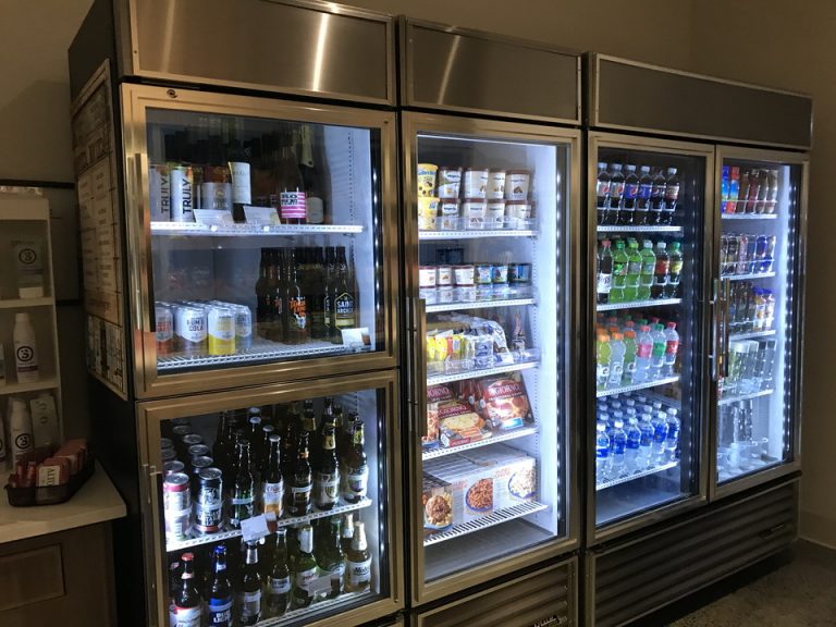 冷凍食品スナックビールなどのアルコールも揃っていましたマーケットフロント横