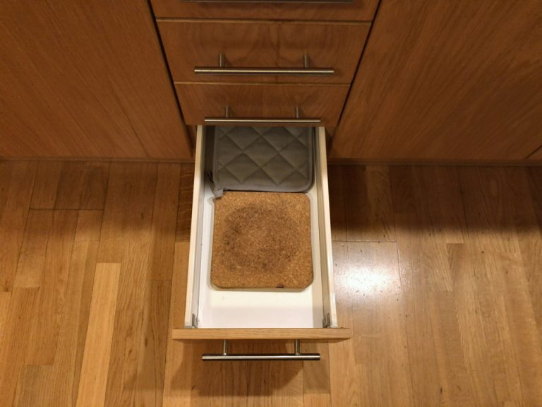 キッチン下部の引き出し5段目(鍋敷き)