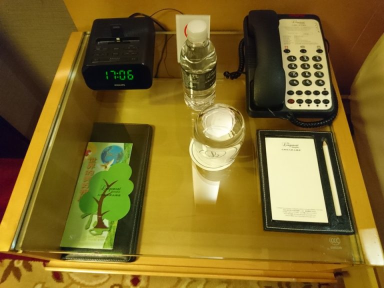 ベッドサイドデスク左