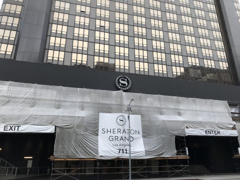 バレーにはカバーがかかり工事中でした