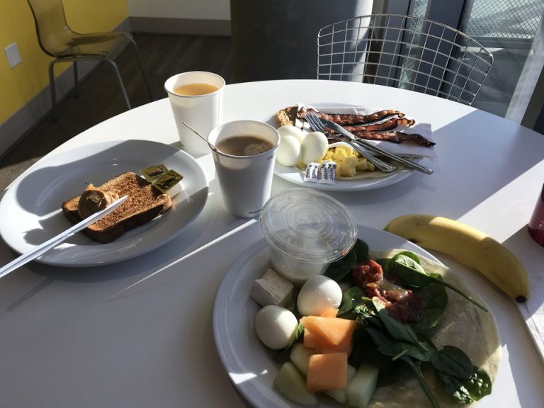 朝日を浴びながらの朝食