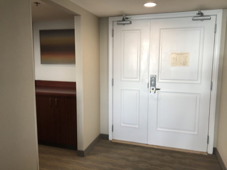 客室は二枚とびらでした