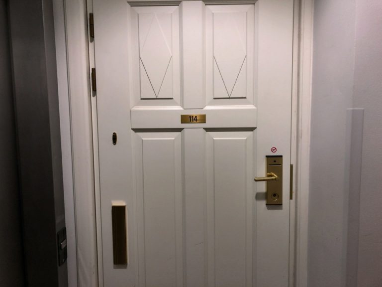 客室入口外観ドア