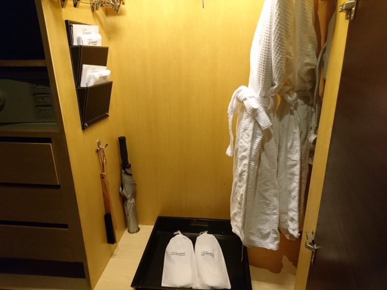 バスローブ、スリッパ、傘