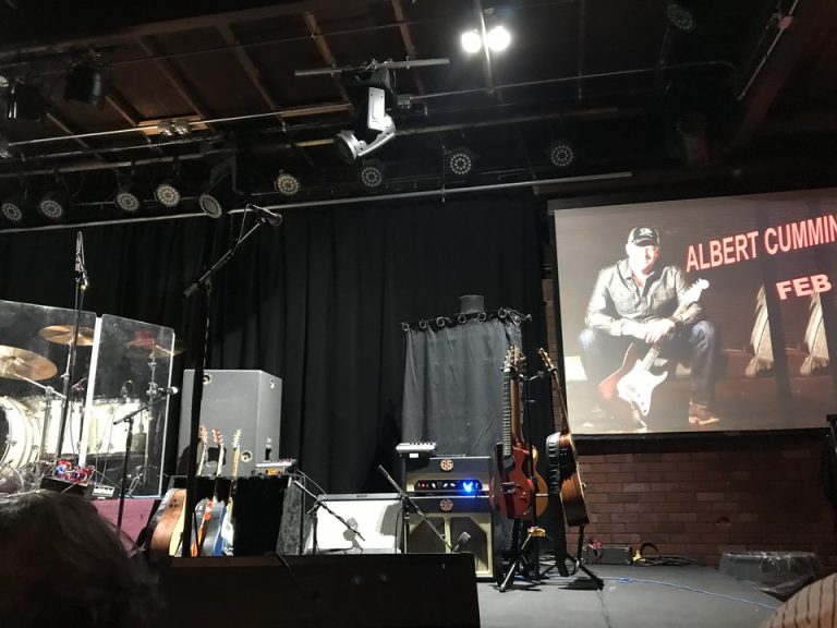 ライブスペースは先着順でチップを払ううとフロントに近い席に案内してくれました