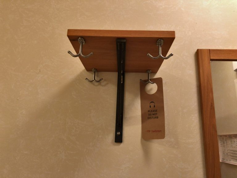 入口の壁掛けハンガー