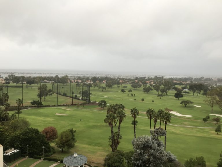 ゴルフコース奥に広がるビーチはこの日は真っ黒