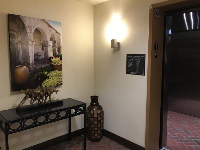 各回エレベーターホールに飾ってあるこの馬のオブジェがなんとも素敵