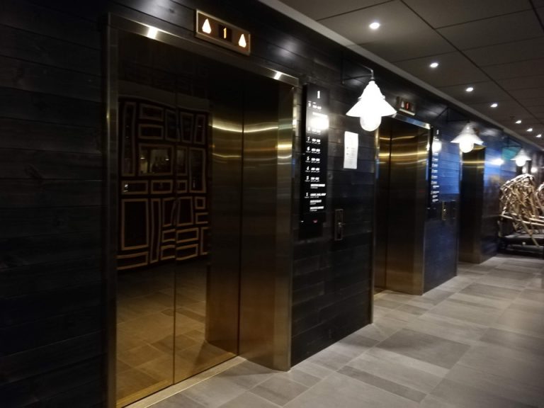 エレベーターホールフロント階1