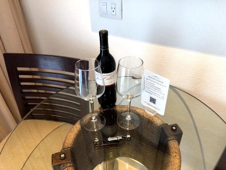 ウェルカムワインボトルが置いてあります。赤か白か選べます。