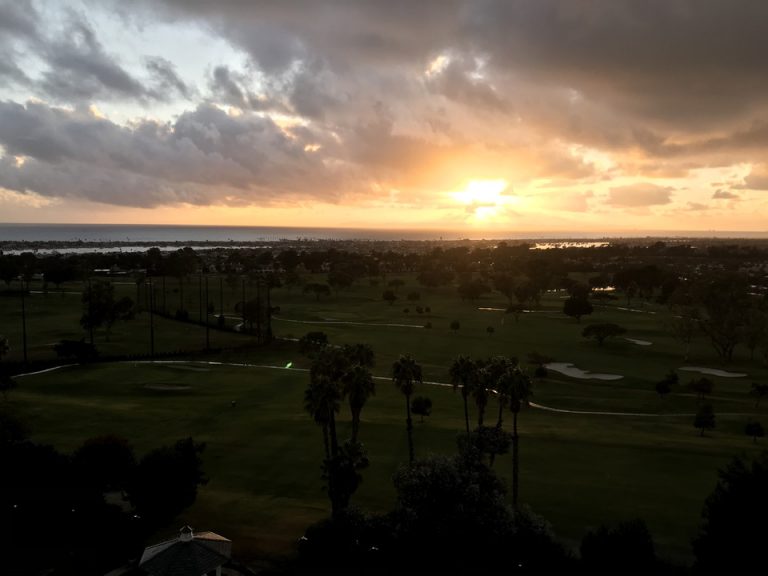 豪雨中でピタリと雨が止みまさかの部屋からのサンセット。本当にいい両親絵へのプレゼントとなりました。