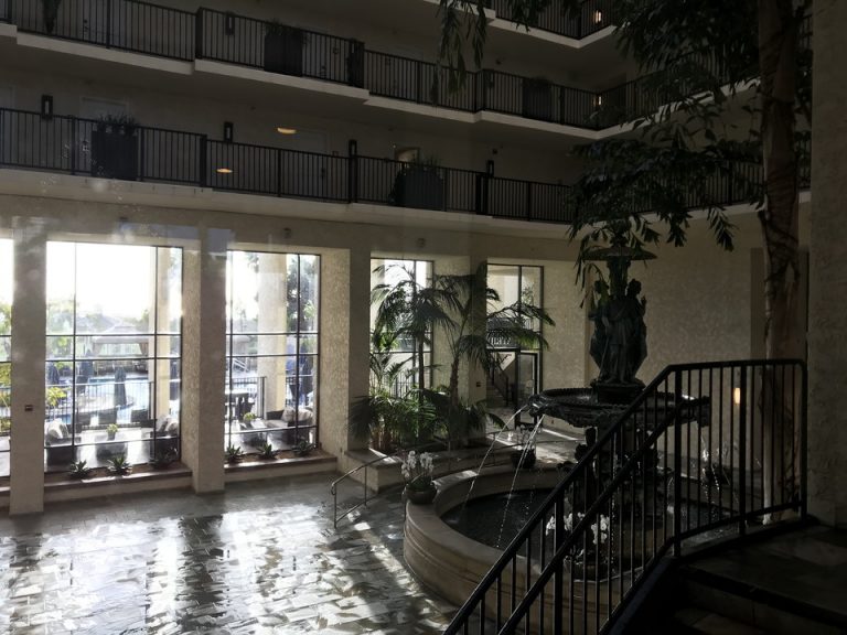 ご覧のように雨が筒抜けでビシャビシャ状態です。。。。ホテル自体が筒抜け構造なので雨が降るとこうはなるなと。。完全に立ち入り禁止でしたが、無理やり入って写真を撮りました。