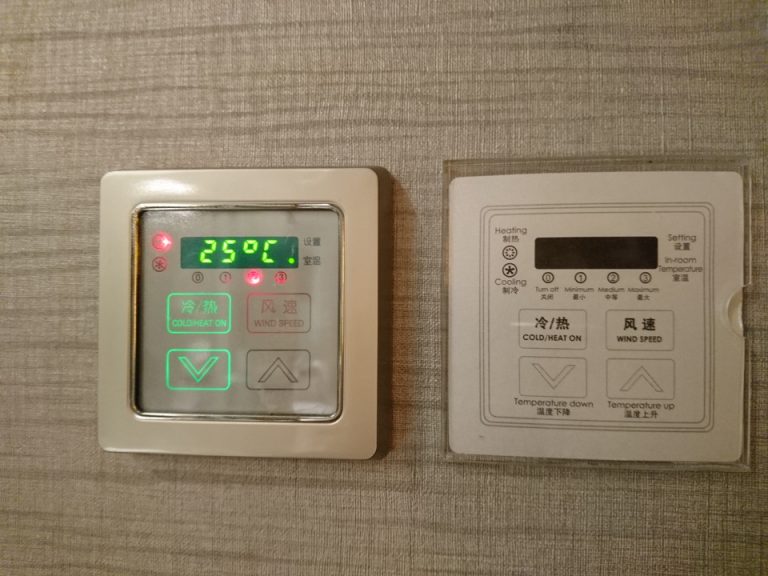 エアコンコントローラー 右は説明書