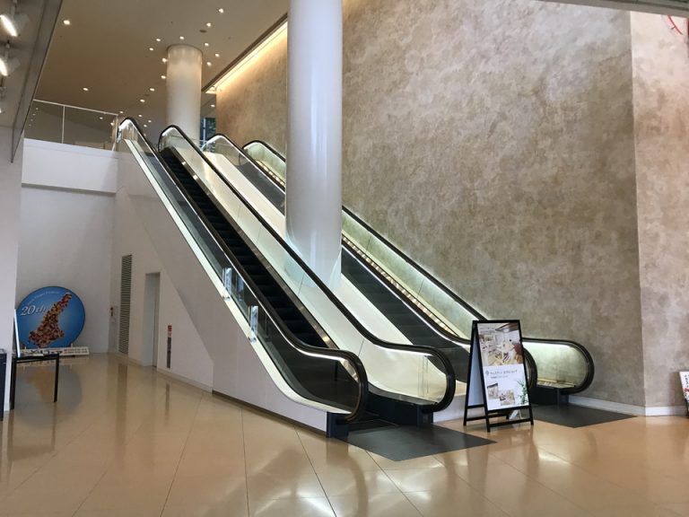 1階エントランスから2階フロントへつながるエスカレーター