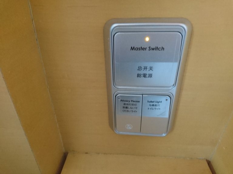 ドア横の照明スイッチ