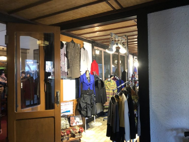 エントランス入り右手のベランダ部分に婦人服ショップ(冬だけですかね?)
