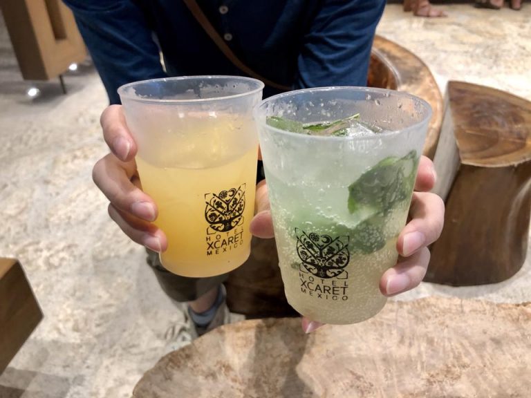 LOBBY BAR いろいろなカクテルを作ってもらえます。カクテルを頼んでシカレのナイトショーに向かいました。