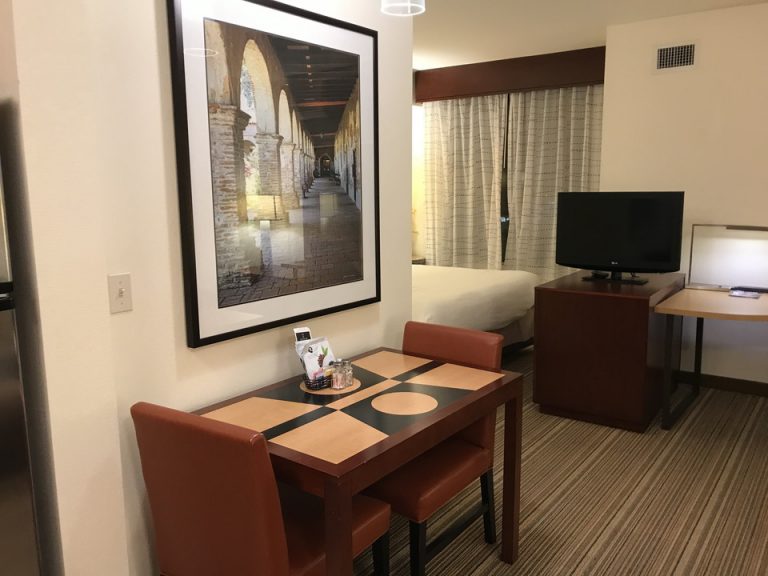 2人用の小さなダイニングテーブルもありました