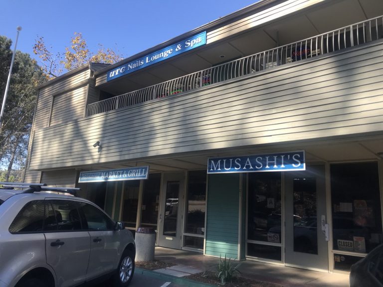 ホテル下の坂道を下ったすぐにはショッピングモールがありました