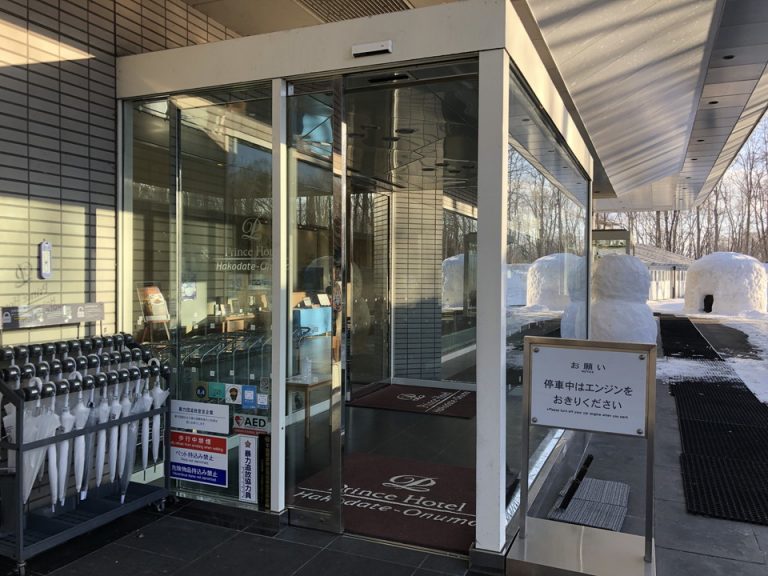 熱が逃げない工夫のされたエントランス