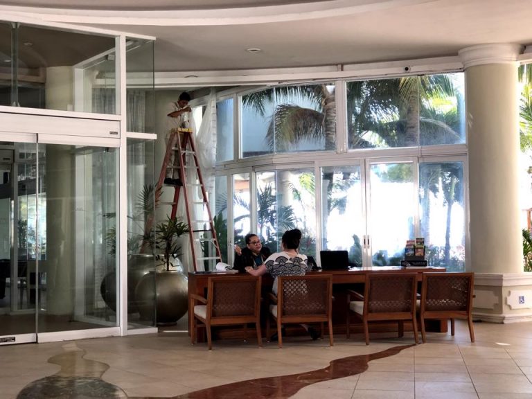 リゾートクレジットを使ってできるアクティブティの予約デスクがあります。