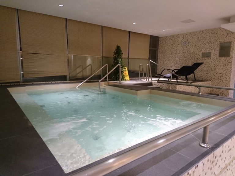 更衣室内ジャグジー