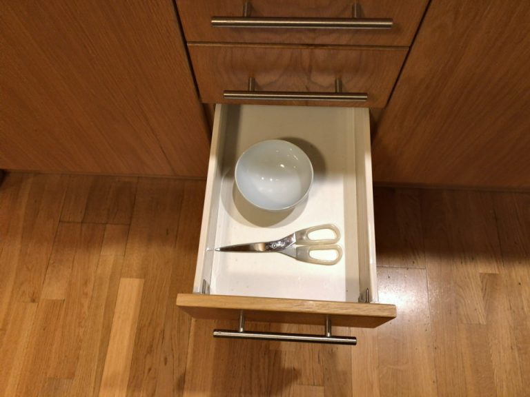 キッチン下部の引き出し4段目(キッチンハサミ、皿)