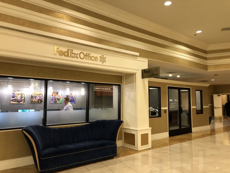 FedExもあるので荷物も送れます。