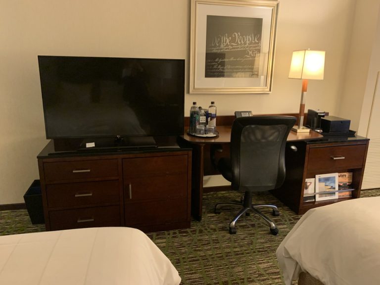 ベッドから見たテレビ2