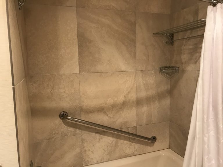 バスタブ内には手すりもついていました