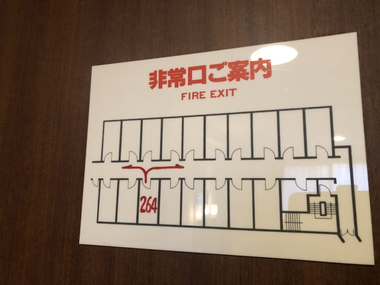 客室入口ドア内観