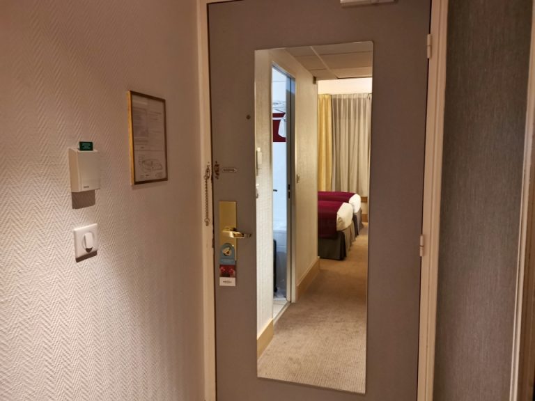 客室入口ドア内観